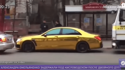 Золотистый Mercedes Александра Емельяненко в Кисловодске. Скриншот видеосюжета "Москвы 24" о задержании Емельяненко, https://www.youtube.com/watch?v=pt_VcnFtDPs Золотистый Mercedes Александра Емельяненко в Кисловодске. Скриншот видеосюжета "Москвы 24" о задержании Емельяненко, https://www.youtube.com/watch?v=pt_VcnFtDPs