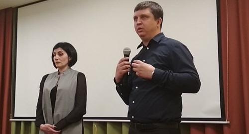 Мать Артема Пономарчука Анна Завгородняя и руководитель краснодарского отделения Комитета против пыток Сергей Романов на презентации фильма "Крайний юг". Фото Анны Грицевич для "Кавказского узла". Мать Артема Пономарчука Анна Завгородняя и руководитель краснодарского отделения Комитета против пыток Сергей Романов на презентации фильма "Крайний юг". Фото Анны Грицевич для "Кавказского узла".