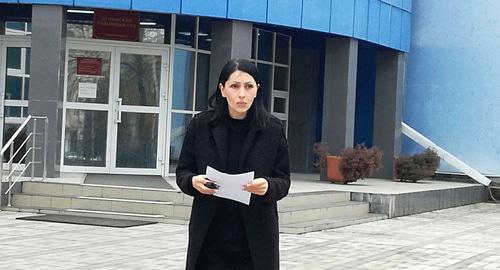 Вдова Владимира Цкаева Земфира возле здания суда. Фото Эммы Марзоевой для "Кавказского узла" Вдова Владимира Цкаева Земфира возле здания суда. Фото Эммы Марзоевой для "Кавказского узла"
