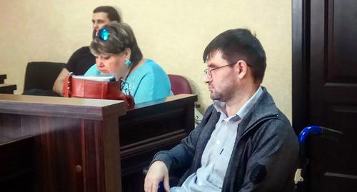 Владислав Хохлачев и его защитница в зале суда. Фото Константина Волгина для "Кавказского узла"
Владислав Хохлачев и его защитница в зале суда. Фото Константина Волгина для "Кавказского узла"