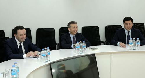 Ираклий Гарибашвили, Бидзина Иванишвили и Арчил Талаквадзе во врем заседания политсовета партии. Фото: пресс-служба партии "Грузинская мечта - Демократическое движение" . Ираклий Гарибашвили, Бидзина Иванишвили и Арчил Талаквадзе во врем заседания политсовета партии. Фото: пресс-служба партии "Грузинская мечта - Демократическое движение" .