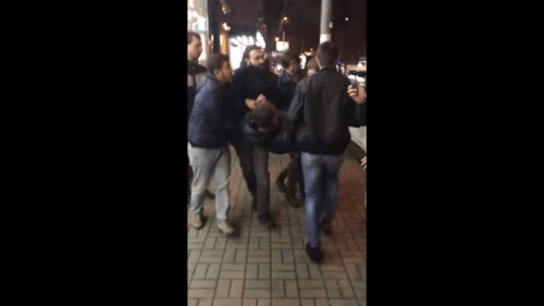 Скриншот видео нападения студентов на видеоблогера Нарека Маляна в ночьб на 4 марта 2019 года, https://www.facebook.com/restarttimes.am/videos/960188047522246/ Скриншот видео нападения студентов на видеоблогера Нарека Маляна в ночьб на 4 марта 2019 года, https://www.facebook.com/restarttimes.am/videos/960188047522246/