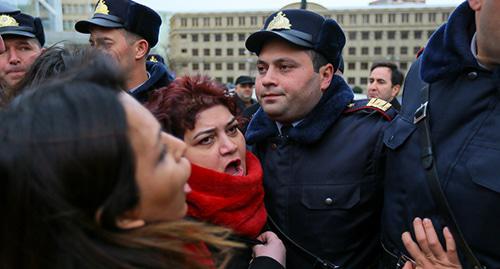 Полицейские помешали активисткам провести марш против насилия по отношению к женщинам. Баку, 8 марта 2019 года. Фото Азиза Каримова для "Кавказского узла" Полицейские помешали активисткам провести марш против насилия по отношению к женщинам. Баку, 8 марта 2019 года. Фото Азиза Каримова для "Кавказского узла"