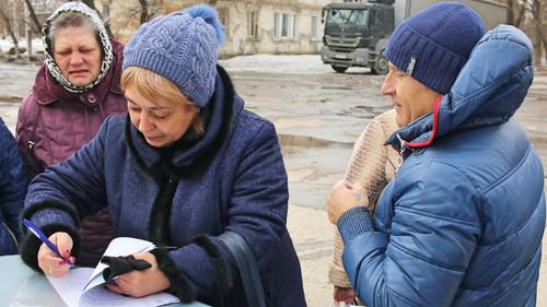 Участники пикета в Гуково 9 марта 2019 года записываются на получение гуманитарного угля. Фото Вячеслава Прудникова для "Кавказского узла". Участники пикета в Гуково 9 марта 2019 года записываются на получение гуманитарного угля. Фото Вячеслава Прудникова для "Кавказского узла".