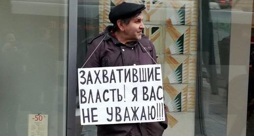Активист Владимир Васиковский проводит одиночный пикет в Волгограде. 10 марта 2019 года. Фото Татьяны Филимоновой для "Кавказского узла". Активист Владимир Васиковский проводит одиночный пикет в Волгограде. 10 марта 2019 года. Фото Татьяны Филимоновой для "Кавказского узла".