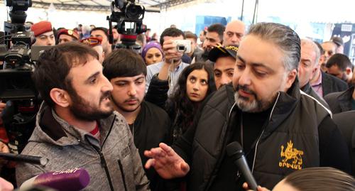 Глава муниципалитета "Кентон" Виктор Мнацаканян (слева) руководил демонтажнми работами. Фото Тиграна Петросяна для "Кавказского узла" Глава муниципалитета "Кентон" Виктор Мнацаканян (слева) руководил демонтажнми работами. Фото Тиграна Петросяна для "Кавказского узла"