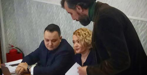 Анастасия Шевченко с адвокатами перед началом заседания. Фото Константина Волгина для "Кавказского узла"
Анастасия Шевченко с адвокатами перед началом заседания. Фото Константина Волгина для "Кавказского узла"