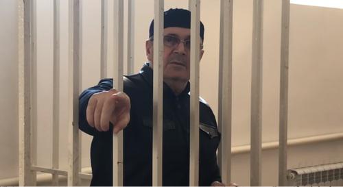 Оюб Титиев в зале суда. Скриншот с видео "Кавказского узла" https://youtu.be/FuRGvYsWIJ8 Оюб Титиев в зале суда. Скриншот с видео "Кавказского узла" https://youtu.be/FuRGvYsWIJ8