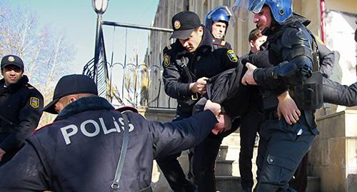 Сотрудники полиции задерживают активиста. Фото: REUTERS/Aziz Karimov Сотрудники полиции задерживают активиста. Фото: REUTERS/Aziz Karimov