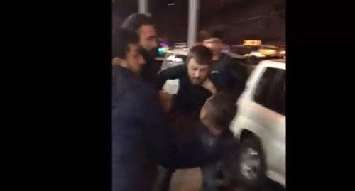 Студенческие активисты схватили и попытались бросить в мусорный бак видеоблогера Нарека Маляна. Видео https://www.facebook.com/restarttimes.am/videos/960188047522246/ Студенческие активисты схватили и попытались бросить в мусорный бак видеоблогера Нарека Маляна. Видео https://www.facebook.com/restarttimes.am/videos/960188047522246/