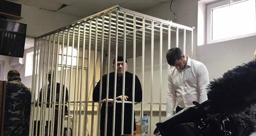 Оюб Титиев в клетке суда. Фото корреспондента "Кавказского узла". Оюб Титиев в клетке суда. Фото корреспондента "Кавказского узла".