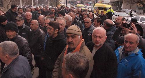 Водители такси провели митинг в Тбилиси с требованием отменить распоряжение мэрии о перекрашивании машин в белый цвет. Фото Беслана Кмузова для "Кавказского узла" Водители такси провели митинг в Тбилиси с требованием отменить распоряжение мэрии о перекрашивании машин в белый цвет. Фото Беслана Кмузова для "Кавказского узла"