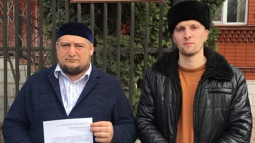 Председатель Собрания инициативной группы Магомед Муцольгов (слева) у здания избиркома Ингушетии 20 марта 2019 года. Фото из блога Магомеда Муцольгова на "Кавказском узле", https://www.kavkaz-uzel.eu/blogs/342/posts/37019?fbclid=IwAR1G5W_YbKvd3f6EkhufLuaXjjDOh5lKwOeb1gRNSotNxnxFMEXMWmR4EgY Председатель Собрания инициативной группы Магомед Муцольгов (слева) у здания избиркома Ингушетии 20 марта 2019 года. Фото из блога Магомеда Муцольгова на "Кавказском узле", https://www.kavkaz-uzel.eu/blogs/342/posts/37019?fbclid=IwAR1G5W_YbKvd3f6EkhufLuaXjjDOh5lKwOeb1gRNSotNxnxFMEXMWmR4EgY