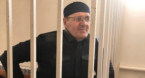 Оюб Титиев в клетке суда. Фото корреспондента "Кавказского узла". Оюб Титиев в клетке суда. Фото корреспондента "Кавказского узла".