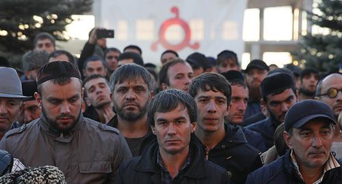 Участники митинга в Магасе. 6 октября 2018 года. Фото: REUTERS/Maxim Shemetov Участники митинга в Магасе. 6 октября 2018 года. Фото: REUTERS/Maxim Shemetov