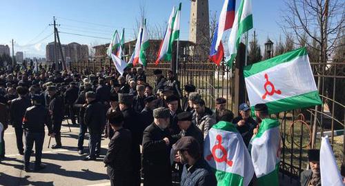 На площади в Магасе собралось около 10 тысяч человек 26.03.2019. Фото Магомеда Муцольгова для "Кавказского узла" На площади в Магасе собралось около 10 тысяч человек 26.03.2019. Фото Магомеда Муцольгова для "Кавказского узла"