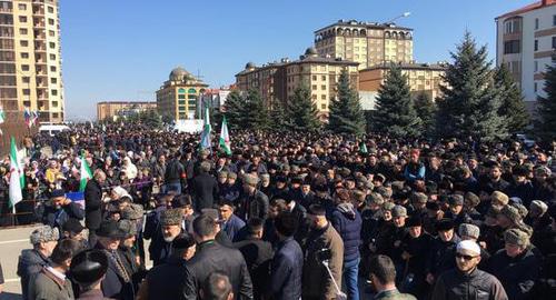 На площади в Магасе собралось около 10 тысяч человек 26 марта 2019 года. Фото Магомеда Муцольгова для "Кавказского узла" На площади в Магасе собралось около 10 тысяч человек 26 марта 2019 года. Фото Магомеда Муцольгова для "Кавказского узла"
