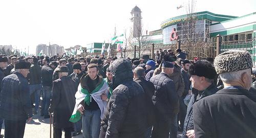 Участники митинга в Магасе. 26 марта 2019 г. Фото Умара Йовлоя для "Кавказского узла" Участники митинга в Магасе. 26 марта 2019 г. Фото Умара Йовлоя для "Кавказского узла"