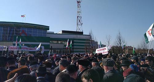 Участники митинга в Магасе. 26 марта 2019 г. Фото Умара Йовлоя для "Кавказского узла" Участники митинга в Магасе. 26 марта 2019 г. Фото Умара Йовлоя для "Кавказского узла"