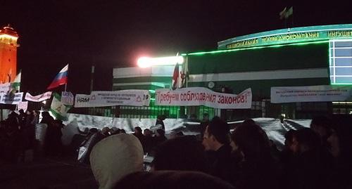 Участники митинга в Магасе. 26 марта 2019 г. Фото Умара Йовлоя для "Кавказского узла" Участники митинга в Магасе. 26 марта 2019 г. Фото Умара Йовлоя для "Кавказского узла"
