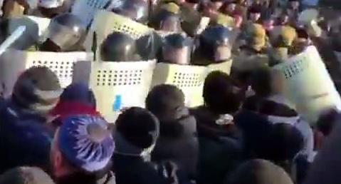 Столкновение сотрудников Росгвардии и митингующих в Магасе 27 марта 2019 года. Кадр видео Зарифы Саутиевой "Как Росгвардию мяли в Магасе" Столкновение сотрудников Росгвардии и митингующих в Магасе 27 марта 2019 года. Кадр видео Зарифы Саутиевой "Как Росгвардию мяли в Магасе"