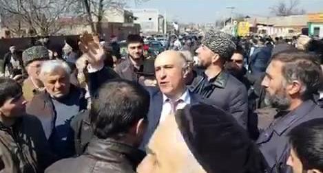 Ахмед Погоров пытается успокоить людей в Назрани 27 марта 2019 года. Фото: кадр видео oskanov https://t.me/fortangaorg/2608 Ахмед Погоров пытается успокоить людей в Назрани 27 марта 2019 года. Фото: кадр видео oskanov https://t.me/fortangaorg/2608
