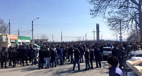 Участники акции протеста у въезда в Назрань. 27 марта 2019 г. Скриншот с видео Криминальная Россия Кавказ https://www.youtube.com/watch?v=viEB35hMnVk
Участники акции протеста у въезда в Назрань. 27 марта 2019 г. Скриншот с видео Криминальная Россия Кавказ https://www.youtube.com/watch?v=viEB35hMnVk
