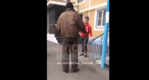 Кадр из видео, на котором подростки избивают бездомного в Белореченске. Скриншот видео Плохие новости https://vk.com/uralskie_vesti?z=video-150709625_456243318/2d5d43e02c7c41e7e9/pl_wall_-163655206 Кадр из видео, на котором подростки избивают бездомного в Белореченске. Скриншот видео Плохие новости https://vk.com/uralskie_vesti?z=video-150709625_456243318/2d5d43e02c7c41e7e9/pl_wall_-163655206