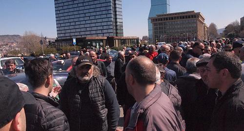 Акция протеста таксистов в Тбилиси. 27 марта 2019 г. Фото Беслана Кмузова для "Кавказского узла" Акция протеста таксистов в Тбилиси. 27 марта 2019 г. Фото Беслана Кмузова для "Кавказского узла"