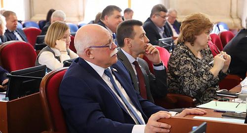 Депутаты Краснодарского края во время заседания. Фото: пресс-служба законодательного собрания Краснодарского края http://www.kubzsk.ru/news/7564 Депутаты Краснодарского края во время заседания. Фото: пресс-служба законодательного собрания Краснодарского края http://www.kubzsk.ru/news/7564