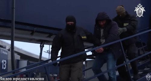 Задержанный Магомед Нуров (в центре). Скриншот видео Следственный комитет Российской Федерации https://www.youtube.com/watch?time_continue=3&v=o6iwQMehugM
Задержанный Магомед Нуров (в центре). Скриншот видео Следственный комитет Российской Федерации https://www.youtube.com/watch?time_continue=3&v=o6iwQMehugM