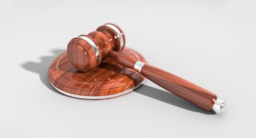 Судейский молоток. Фото https://pixabay.com/ru/молоток-аукцион-закон-символ-судья-2492011/ Судейский молоток. Фото https://pixabay.com/ru/молоток-аукцион-закон-символ-судья-2492011/
