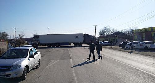 "Экажевский круг", где было перекрыто движение по федеральной трассе при въезде в Назрань. Фото: Умар Йовлой для "Кавказского узла" "Экажевский круг", где было перекрыто движение по федеральной трассе при въезде в Назрань. Фото: Умар Йовлой для "Кавказского узла"
