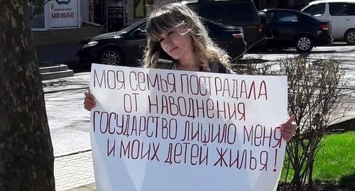 Многодетная мать Наталья Коротина проводит пикет на центральной улице Туапсе. 31 марта 2019 года. Фото предоставлено "Кавказскому узлу" автором снимка Евгением Витишко. Многодетная мать Наталья Коротина проводит пикет на центральной улице Туапсе. 31 марта 2019 года. Фото предоставлено "Кавказскому узлу" автором снимка Евгением Витишко.