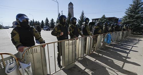 Сотрудники силовых структур. Магас, октябрь 2018 г. Фото: REUTERS/Maxim Shemetov Сотрудники силовых структур. Магас, октябрь 2018 г. Фото: REUTERS/Maxim Shemetov