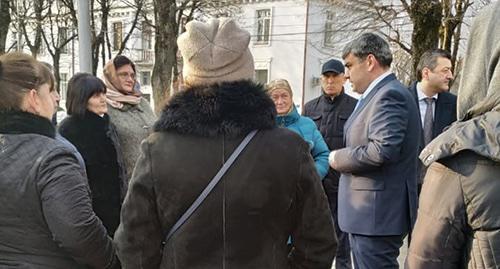 Жительницы Вольного аула и врио главы республики Казбек Коков (справа). Фото: Луиза Оразаева для "Кавказского узла" Жительницы Вольного аула и врио главы республики Казбек Коков (справа). Фото: Луиза Оразаева для "Кавказского узла"