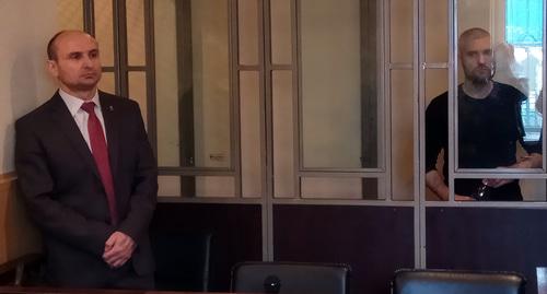 Денис Хисамов с адвокатом в зале суда. Фото Константина Волгина для "Кавказского узла" Денис Хисамов с адвокатом в зале суда. Фото Константина Волгина для "Кавказского узла"