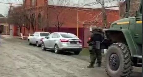 Сотрудники ГОВД и прикомандированные силовики в масках на улице населенного пункта в Ингушетии 03.04.2019. Фото кадр видео ФортангаORG Сотрудники ГОВД и прикомандированные силовики в масках на улице населенного пункта в Ингушетии 03.04.2019. Фото кадр видео ФортангаORG