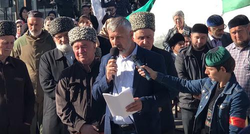 Выступает Барах Чемурзиев (в центре) на митинге в Магасе. Октябрь 2018 г. Скриншот видео
Ингушская Осень
https://www.youtube.com/watch?v=t3hE6Hf9SSQ Выступает Барах Чемурзиев (в центре) на митинге в Магасе. Октябрь 2018 г. Скриншот видео
Ингушская Осень
https://www.youtube.com/watch?v=t3hE6Hf9SSQ