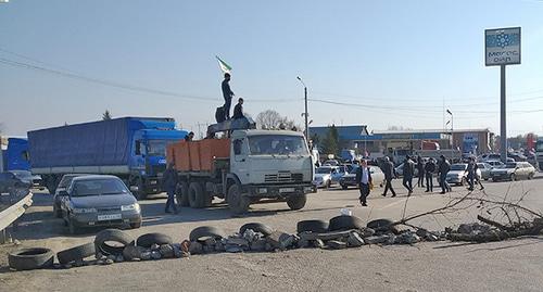 Акция протеста на трассе "Кавказ". 27 марта 2019 г. Фото: Умар Йовлой для "Кавказского узла" Акция протеста на трассе "Кавказ". 27 марта 2019 г. Фото: Умар Йовлой для "Кавказского узла"