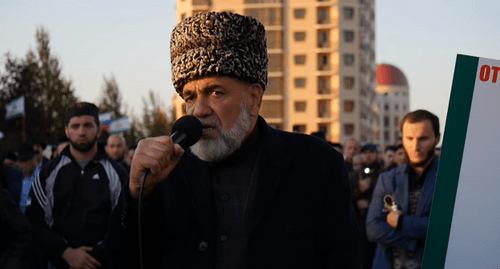 Ахмед Барахоев во время выступления на митинге в Магасе. Кадр видео "ФортангаORG" https://www.youtube.com/watch?v=bkmHRYIwW80 Ахмед Барахоев во время выступления на митинге в Магасе. Кадр видео "ФортангаORG" https://www.youtube.com/watch?v=bkmHRYIwW80