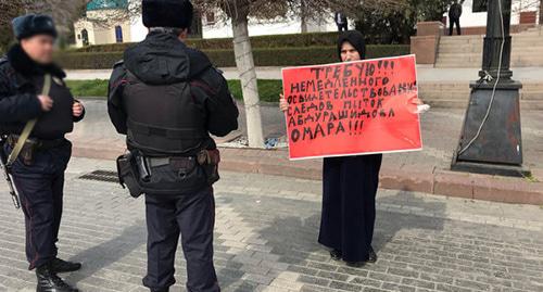 Сестра Абдурашидова Райханат Султанмурадова на одиночном пикете в Махачкале у здания республиканской прокуратуры. 3 апреля 2019 года. Фото Патимат Махмудовой для "Кавказского узла" Сестра Абдурашидова Райханат Султанмурадова на одиночном пикете в Махачкале у здания республиканской прокуратуры. 3 апреля 2019 года. Фото Патимат Махмудовой для "Кавказского узла"