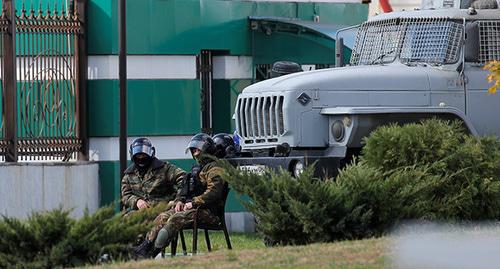 Сотрудники силовых структур. Магас. Октябрь 2108 г. Фото: REUTERS/Maxim Shemetov Сотрудники силовых структур. Магас. Октябрь 2108 г. Фото: REUTERS/Maxim Shemetov