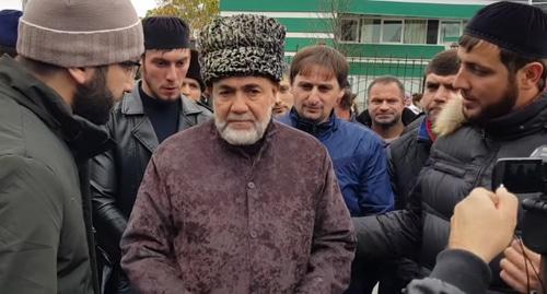 Ахмед Барахоев на акции в Магасе. Кадр видео Илеза Плиева на YouTube https://www.youtube.com/watch?v=BjeTkWnqw04 Ахмед Барахоев на акции в Магасе. Кадр видео Илеза Плиева на YouTube https://www.youtube.com/watch?v=BjeTkWnqw04