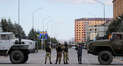 Сотрудники силовых структур на улицах Магаса. Октябрь 2018 г. Фото: REUTERS/Maxim Shemetov Сотрудники силовых структур на улицах Магаса. Октябрь 2018 г. Фото: REUTERS/Maxim Shemetov