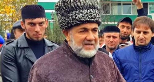 Ахмед Барахоев на акции в Магасе. Кадр видео Илеза Плиева на YouTube https://www.youtube.com/watch?v=BjeTkWnqw04 Ахмед Барахоев на акции в Магасе. Кадр видео Илеза Плиева на YouTube https://www.youtube.com/watch?v=BjeTkWnqw04