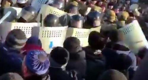 Столкновение сотрудников Росгвардии и митингующих в Магасе 27 марта 2019 года. Кадр видео Зарифы Саутиевой "Как Росгвардию мяли в Магасе" Столкновение сотрудников Росгвардии и митингующих в Магасе 27 марта 2019 года. Кадр видео Зарифы Саутиевой "Как Росгвардию мяли в Магасе"