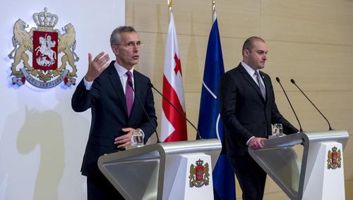 Генеральный секретарь НАТО Йенс Столтенберг (cлева) и премьер-министр Грузии Мамука Бахтадзе. Фото пресс-службы НАТО. https://www.nato.int/cps/en/natohq/opinions_164822.htm?selectedLocale=en Генеральный секретарь НАТО Йенс Столтенберг (cлева) и премьер-министр Грузии Мамука Бахтадзе. Фото пресс-службы НАТО. https://www.nato.int/cps/en/natohq/opinions_164822.htm?selectedLocale=en