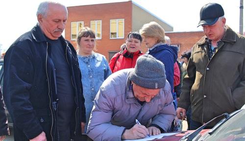 Участники пикета в Гуково 6 апреля 2019 года собирают подписи под обращением к генпрокурору. Фото Вячеслава Прудникова для «Кавказского узла» Участники пикета в Гуково 6 апреля 2019 года собирают подписи под обращением к генпрокурору. Фото Вячеслава Прудникова для «Кавказского узла»