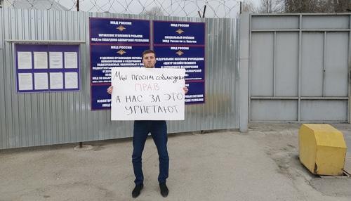 Исмаил Нальгиев на пикете в Нальчике 6 апреля 2019 года. Фото Умара Йовлоя для «Кавказского узла» Исмаил Нальгиев на пикете в Нальчике 6 апреля 2019 года. Фото Умара Йовлоя для «Кавказского узла»
